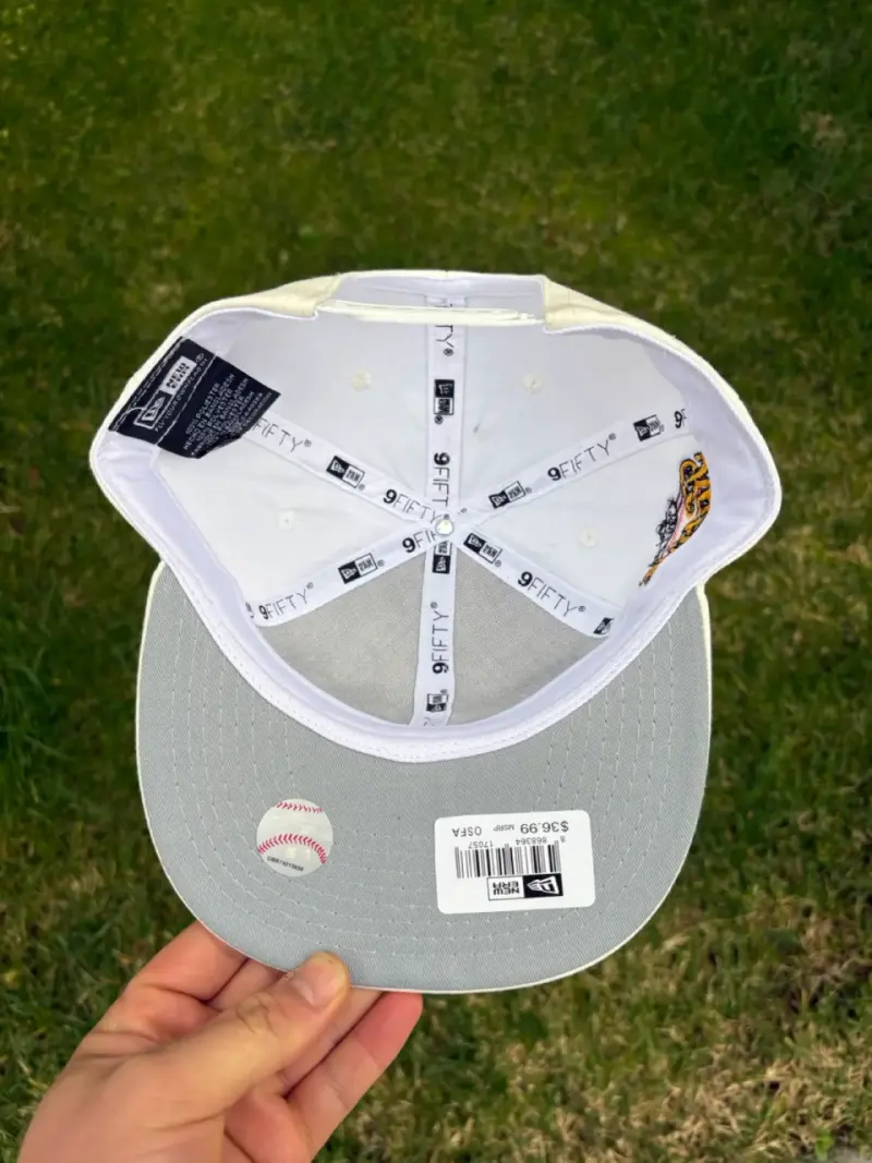 Gorra blanca con diseño bordado - 5