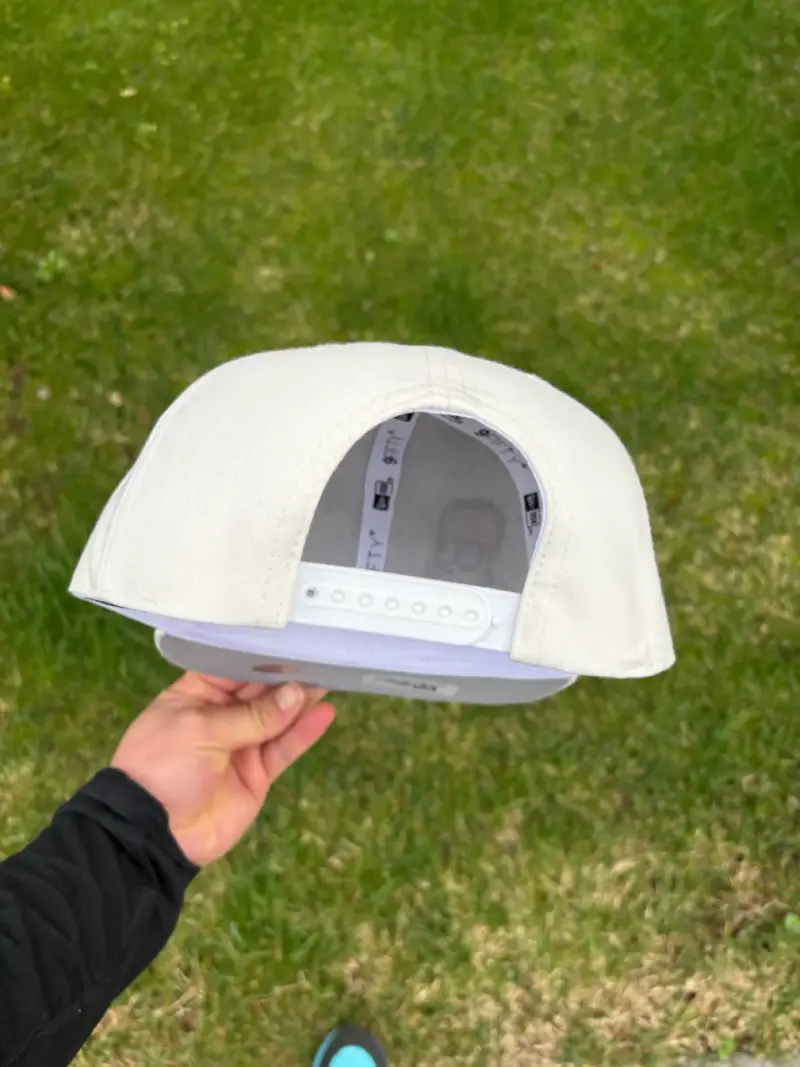 Gorra blanca con diseño bordado - 6