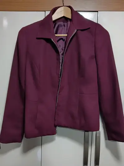 Hermosa chaqueta color burdeo - miniatura 1