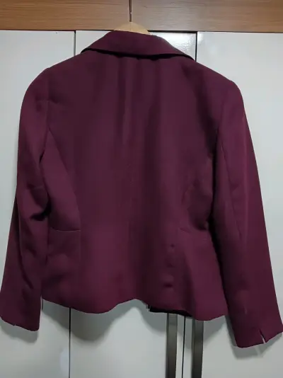 Hermosa chaqueta color burdeo - miniatura 2