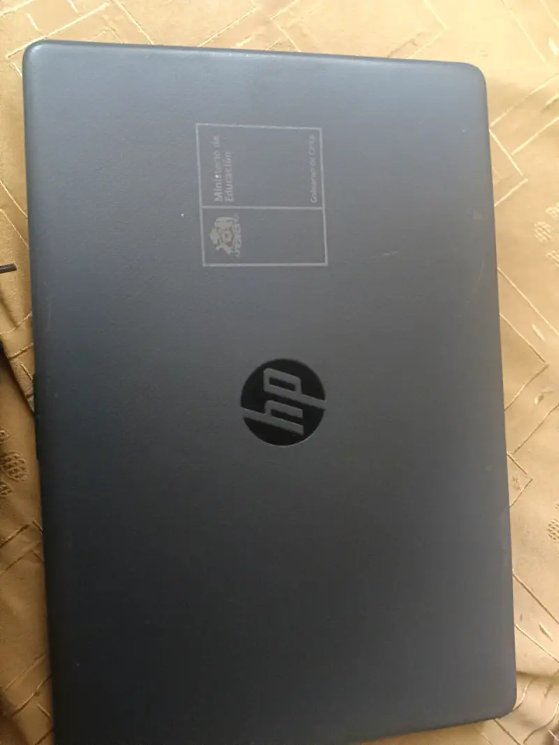 Laptop HP usada con logo - 1