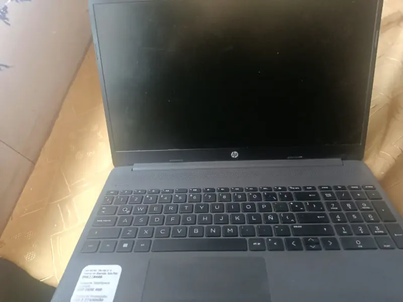 Laptop HP usada con logo - 2