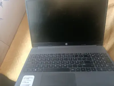 Laptop HP usada con logo - miniatura 2