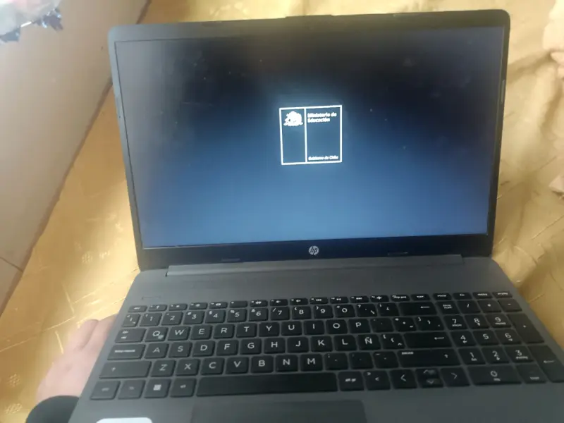 Laptop HP usada con logo - 3