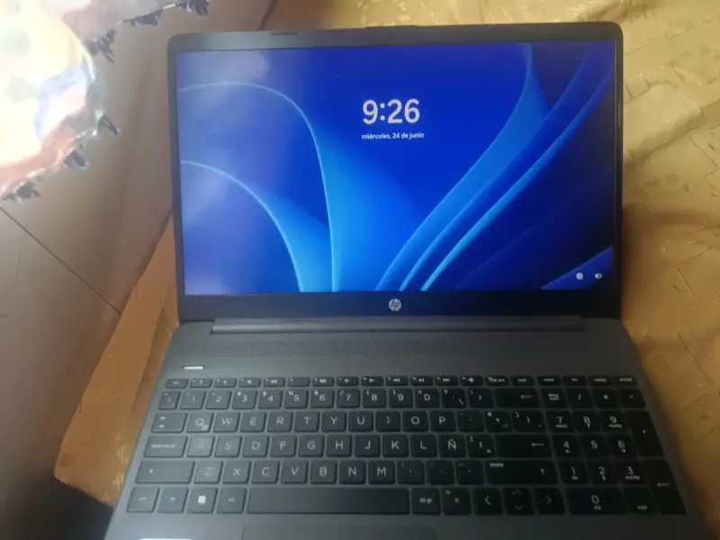 Laptop HP usada con logo - 4