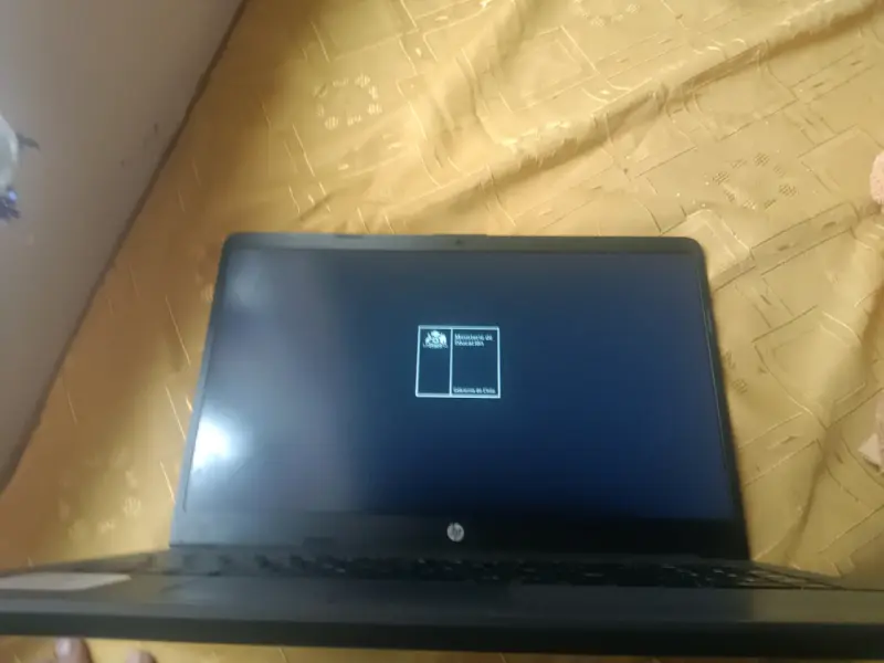Laptop HP usada con logo - 5