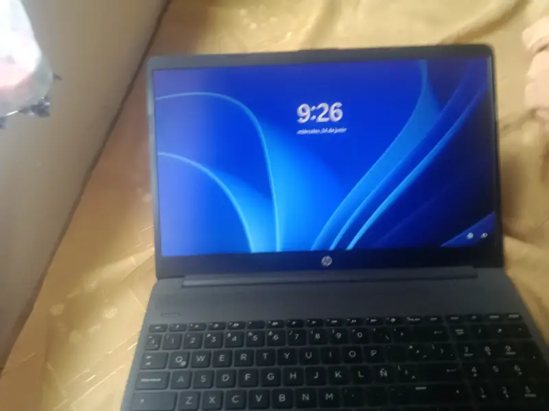 Laptop HP usada con logo - 6