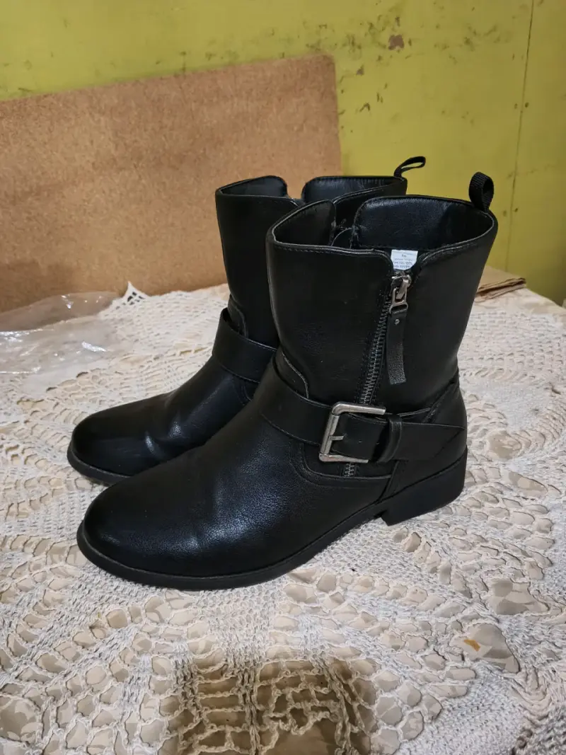 Botas negras de cuero artificial