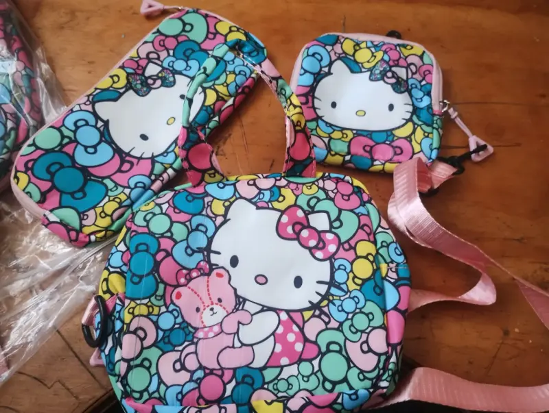 Mochila Hello Kitty colorida - 2