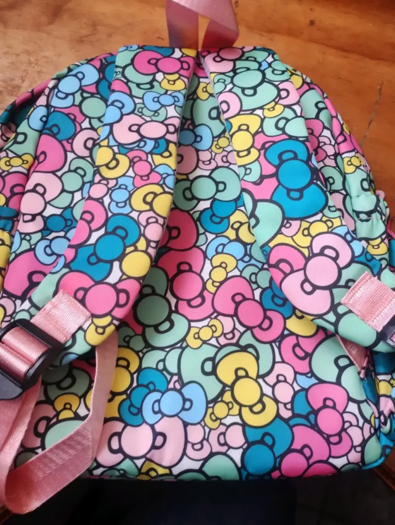 Mochila Hello Kitty colorida - 3