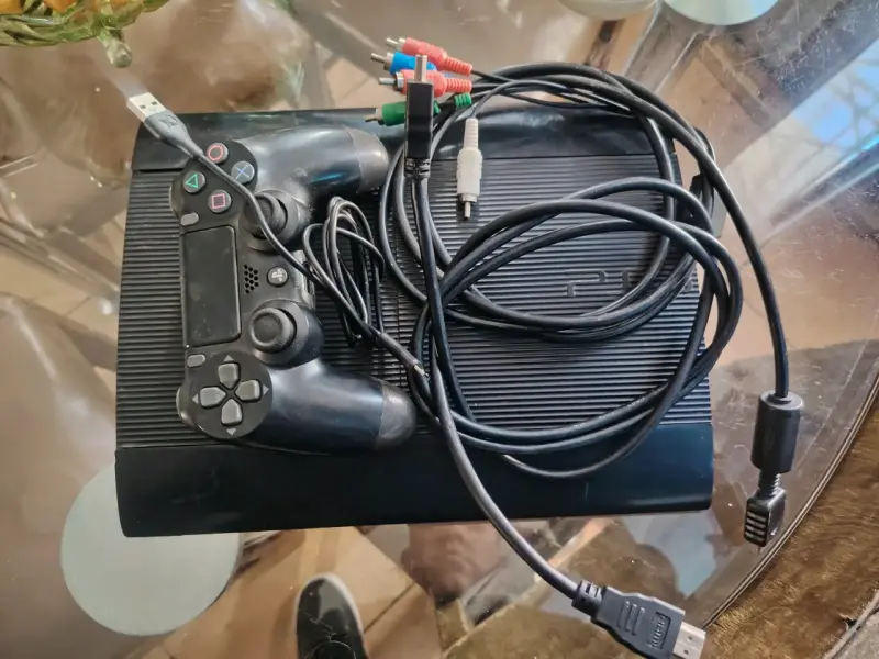 Consola PlayStation con control y cables - 1