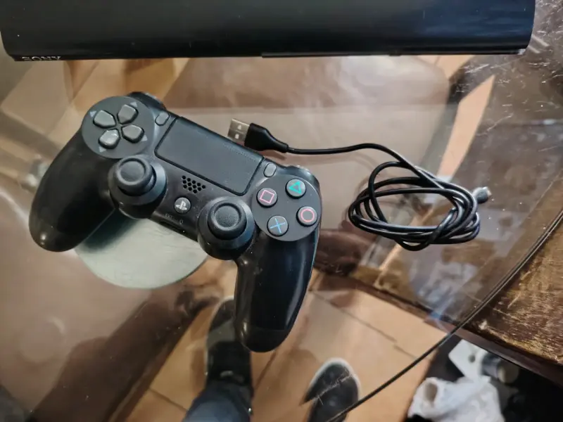 Consola PlayStation con control y cables - 2