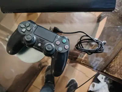 Consola PlayStation con control y cables - miniatura 2