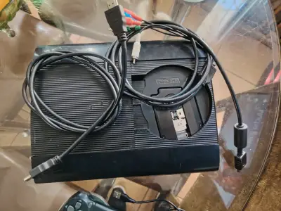 Consola PlayStation con control y cables - miniatura 3