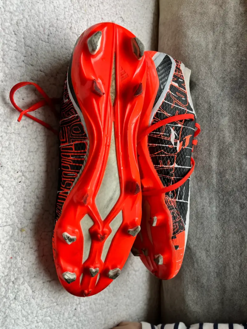 Zapatillas de fútbol rojo y negro - 1