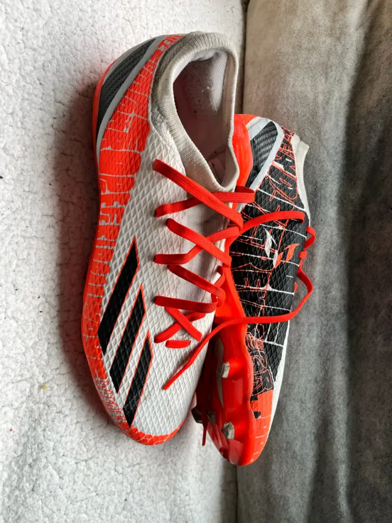 Zapatillas de fútbol rojo y negro - 2