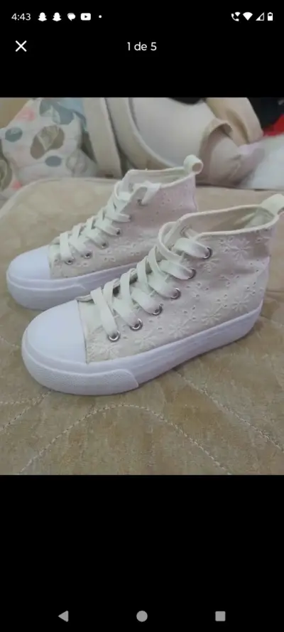 Zapatillas blancas con diseño floral - miniatura 1