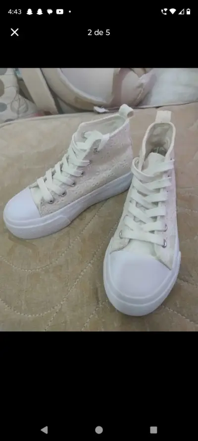 Zapatillas blancas con diseño floral - miniatura 2