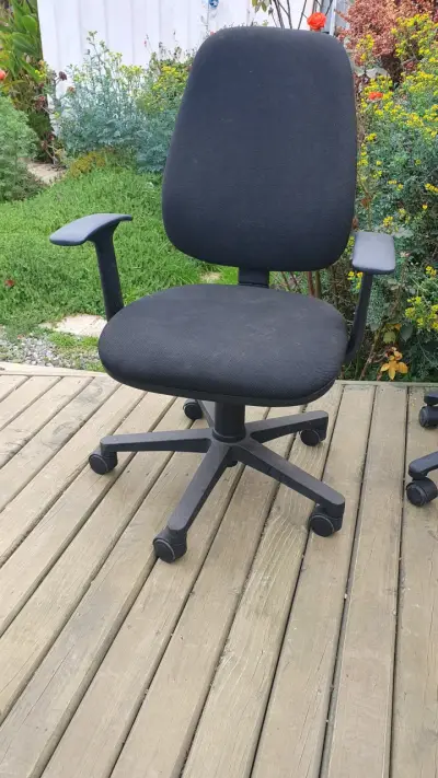 Silla de oficina negra con ruedas - miniatura 1