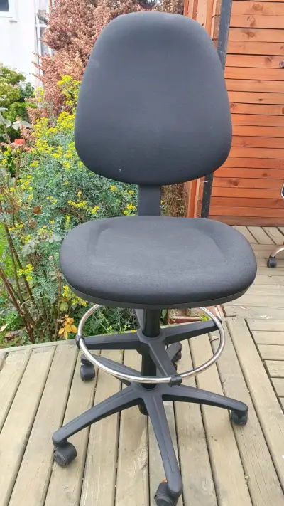 Silla de oficina negra con ruedas - miniatura 2