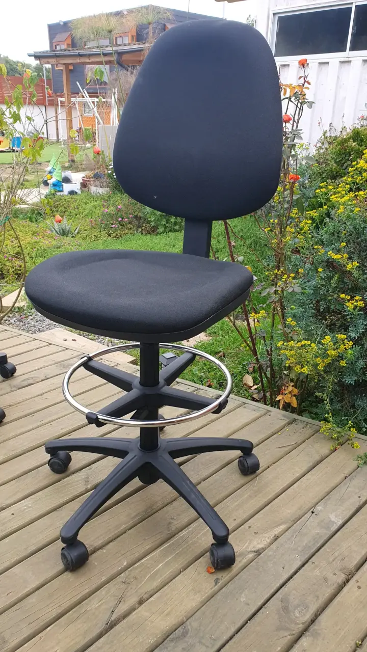 Silla de oficina negra con ruedas - 3