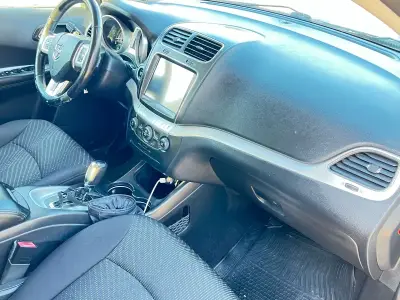 SUV Dodge Celeste, año 2014, de 3 corridas. - miniatura 3