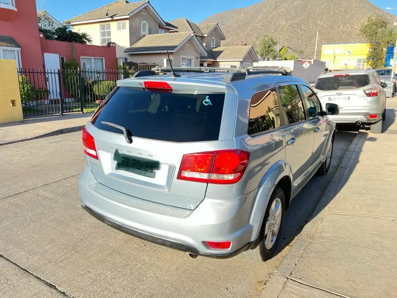 SUV Dodge Celeste, año 2014, de 3 corridas. - 4