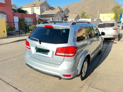 SUV Dodge Celeste, año 2014, de 3 corridas. - miniatura 4
