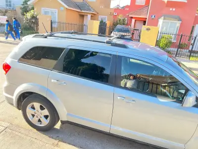 SUV Dodge Celeste, año 2014, de 3 corridas. - miniatura 5