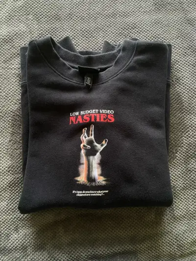 Polerón negro con estampado de cine - miniatura 1