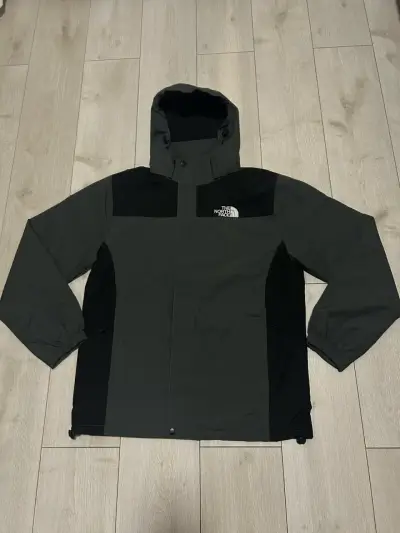 Chaqueta gris con capucha The North Face - miniatura 2