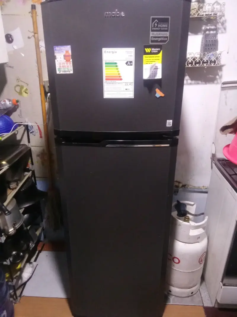 Refrigerador Mabe negro eficiente