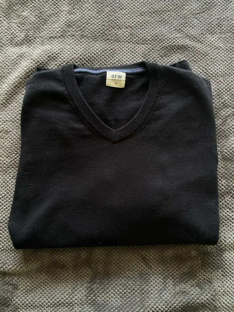 Suéter negro cuello V | Buen estado - 1