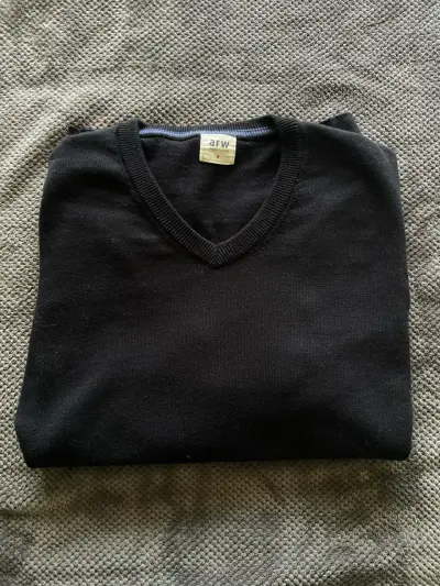 Suéter negro cuello V | Buen estado - miniatura 1