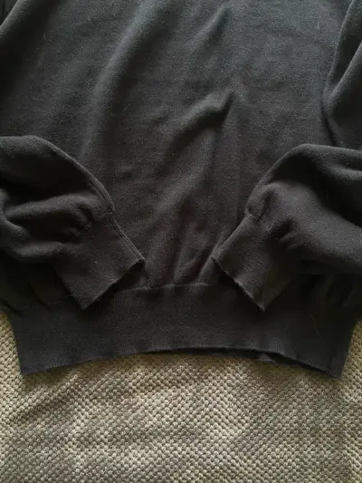 Suéter negro cuello V | Buen estado - miniatura 3