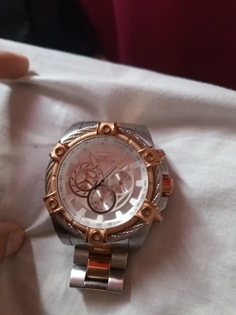 Reloj Invicta dorado y plateado - 3