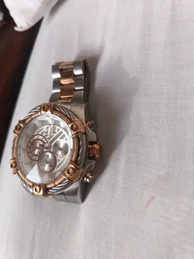 Reloj Invicta dorado y plateado - miniatura 1