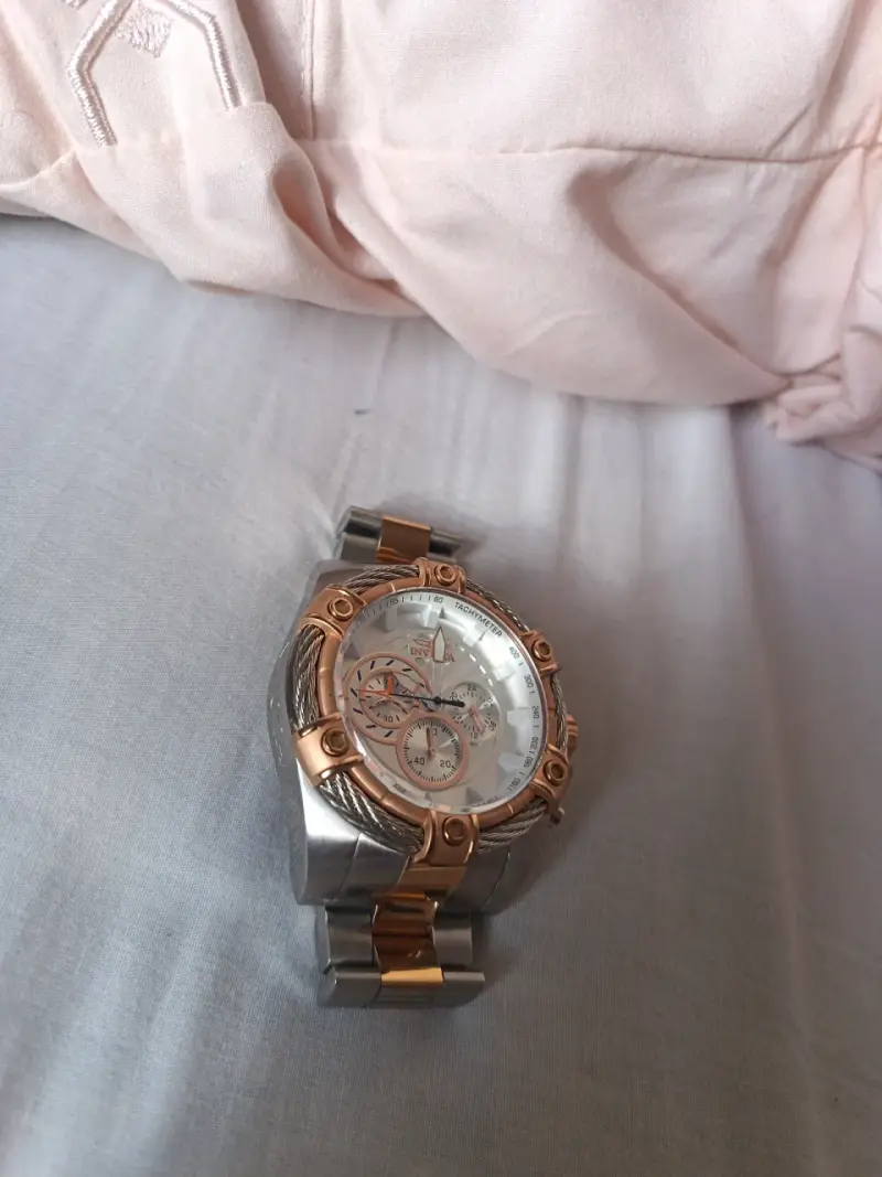 Reloj Invicta dorado y plateado - 4