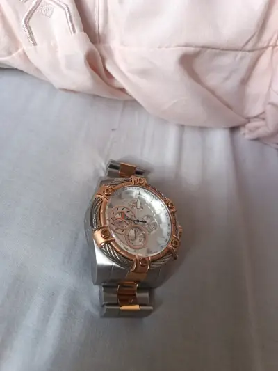Reloj Invicta dorado y plateado - miniatura 4
