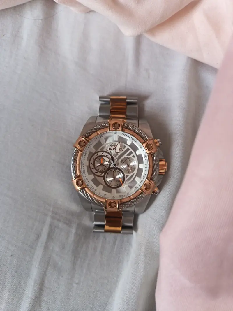 Reloj Invicta dorado y plateado - 5