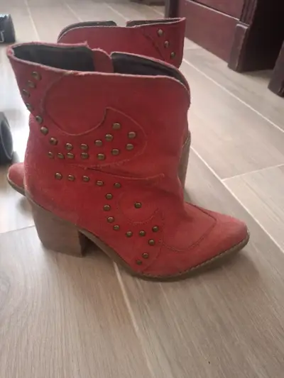 Hermosos botines rojos con tachas - miniatura 1