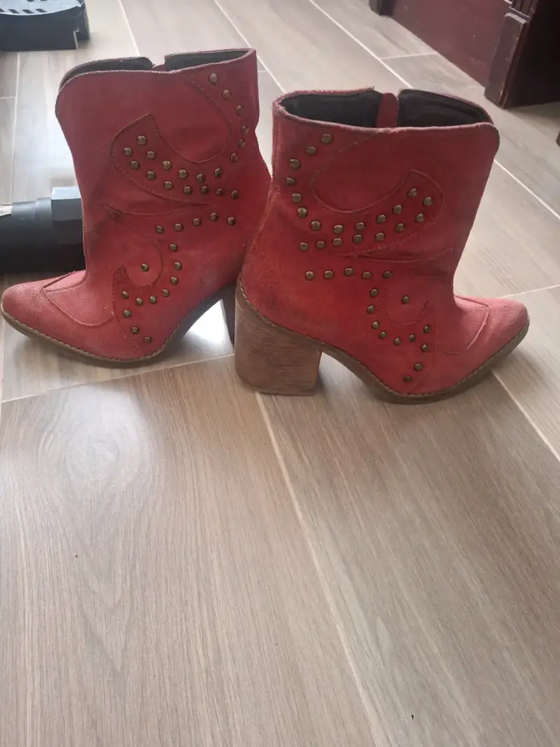 Hermosos botines rojos con tachas - 2