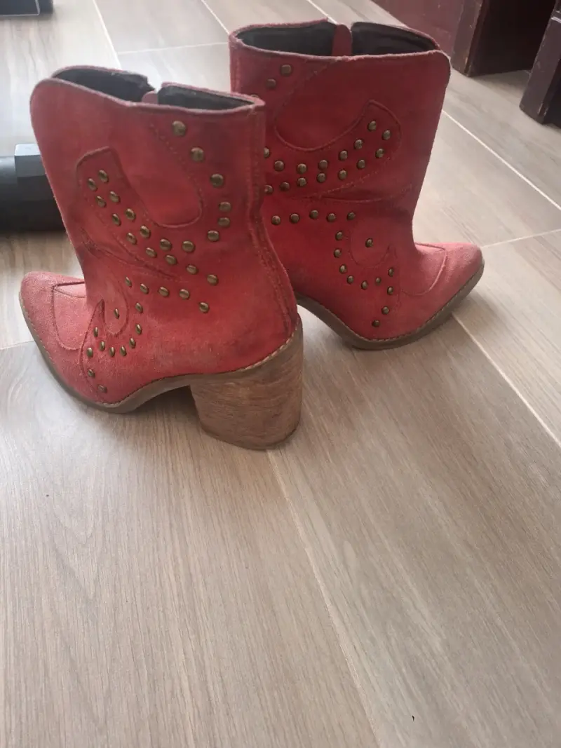 Hermosos botines rojos con tachas - 3