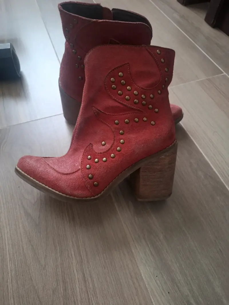 Hermosos botines rojos con tachas - 4