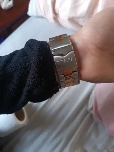 Reloj Invicta dorado y plateado - miniatura 6