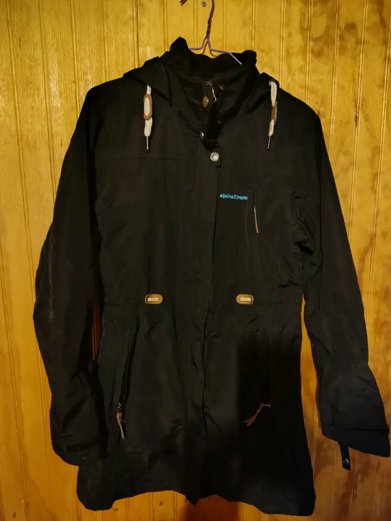 Parka negra con capucha