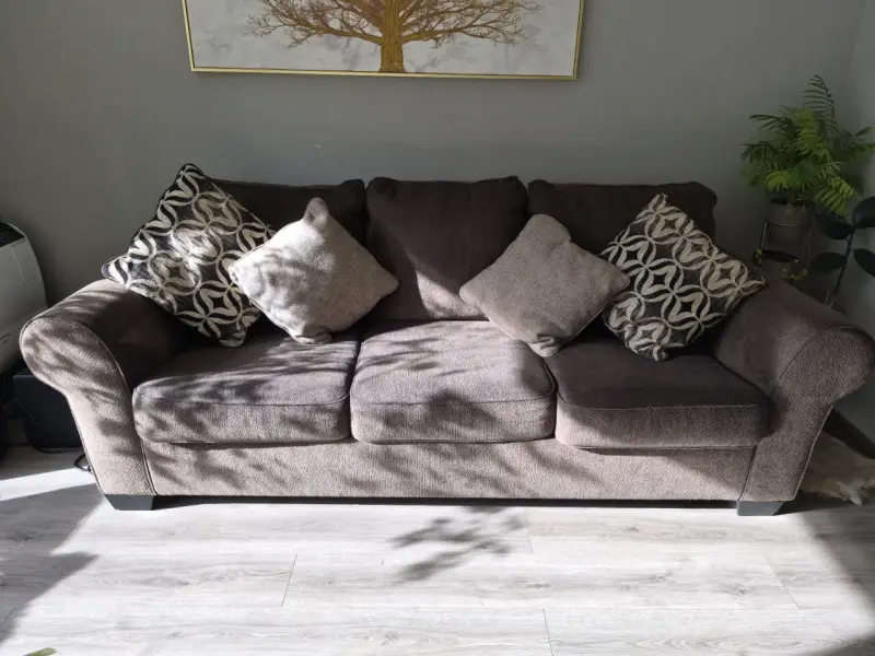 Sofá cama marrón con cojines - 1