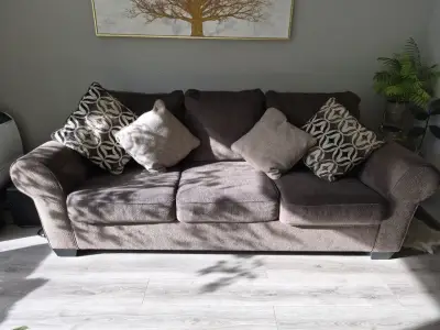 Sofá cama marrón con cojines - miniatura 1