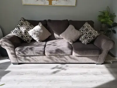 Sofá cama marrón con cojines - miniatura 2