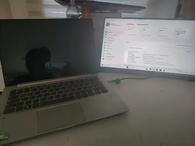 Laptop Lenovo con pantalla sin funcionar - miniatura 1